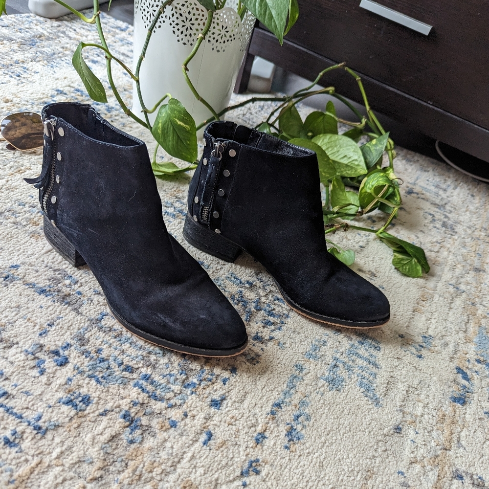 VINCE CAMUTO - Catile Ankle Bootie